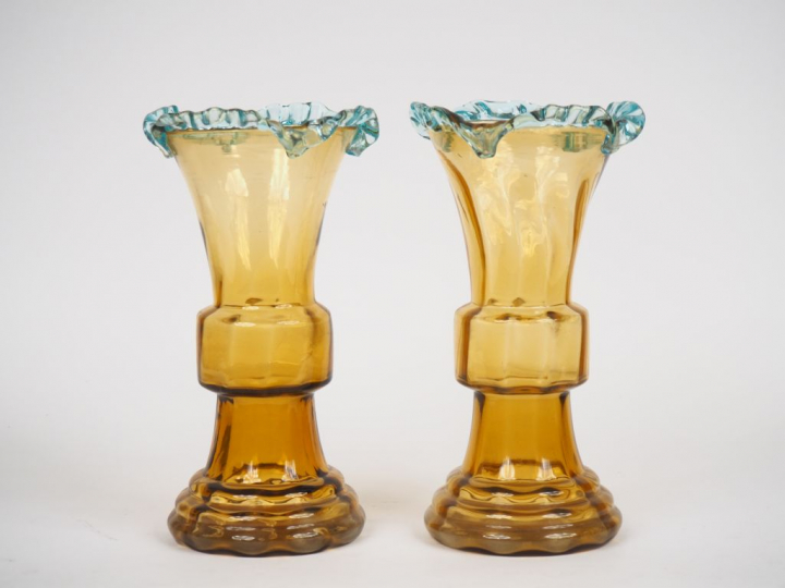 Paire de vases cornets en verre soufflé de Venise décor polychrome. H.