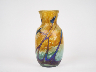 Vente aux enchères Michèle LUZORO. Vase en verre soufflé à décor mêlé. Signé et accompagn