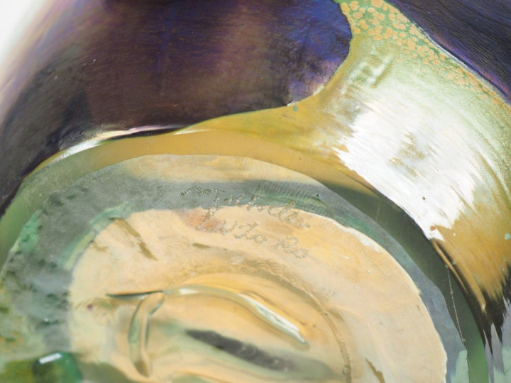 Michèle LUZORO. Vase en verre soufflé à décor mêlé. Signé et accompagn