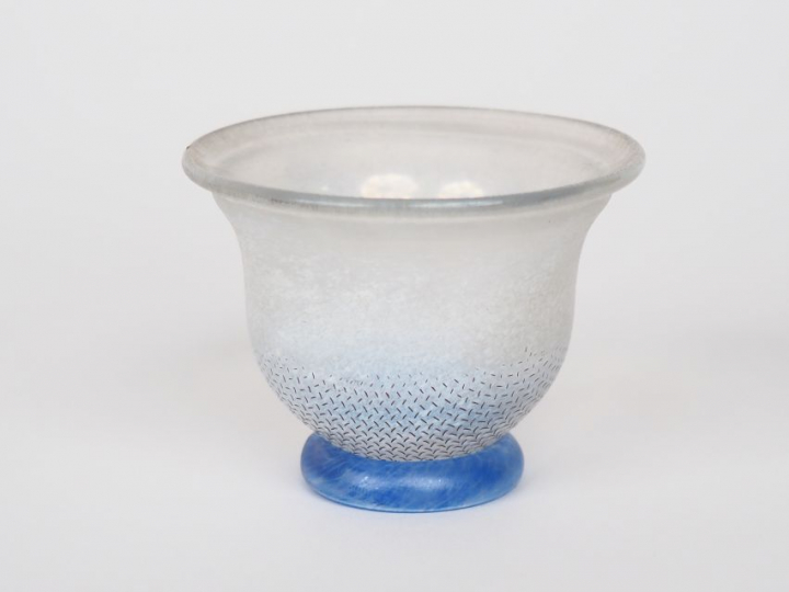Bertil VALLIEN. Coupe sur pied miniature en verre givré blanc et bleu.
