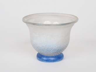 Vente aux enchères Bertil VALLIEN. Coupe sur pied miniature en verre givré blanc et bleu.