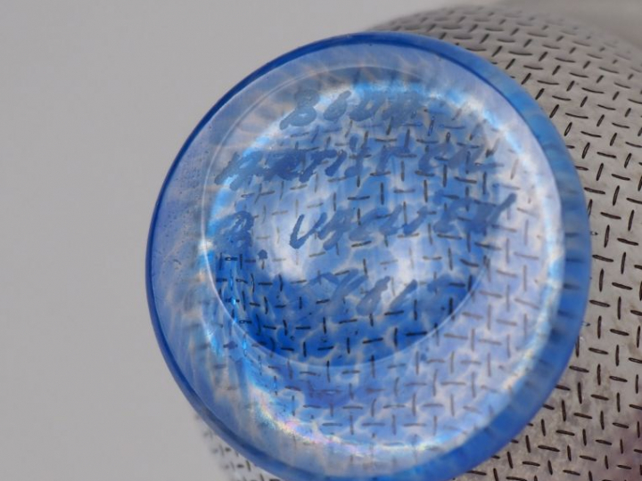 Bertil VALLIEN. Coupe sur pied miniature en verre givré blanc et bleu.