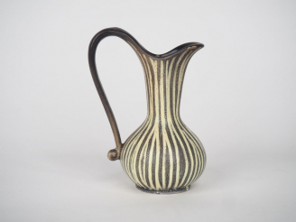 Vente aux enchères Verseuse 1960 - 1970 en céramique grise et crème. Numérotée sous la ba