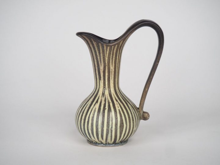 Verseuse 1960 - 1970 en céramique grise et crème. Numérotée sous la ba