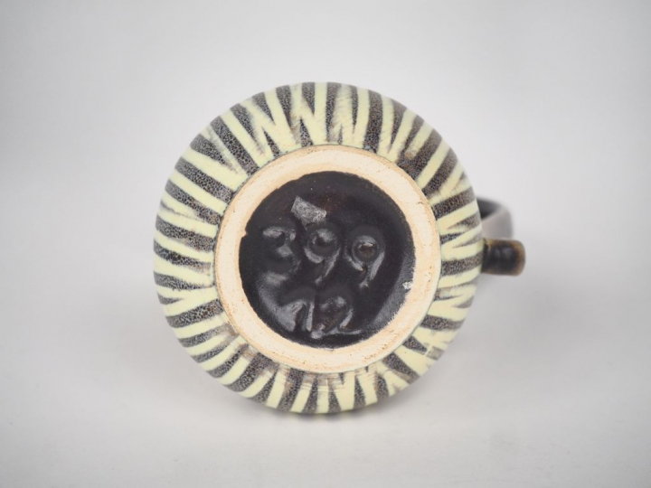 Verseuse 1960 - 1970 en céramique grise et crème. Numérotée sous la ba