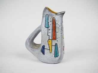 Vente aux enchères VALLAURIS. Pichet moderniste en céramique polychrome à décor de motifs
