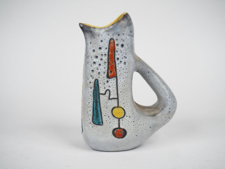 VALLAURIS. Pichet moderniste en céramique polychrome à décor de motifs