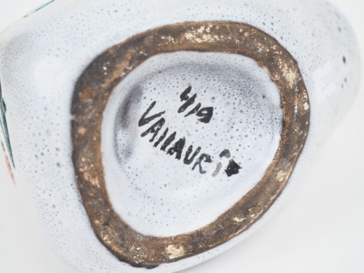VALLAURIS. Pichet moderniste en céramique polychrome à décor de motifs