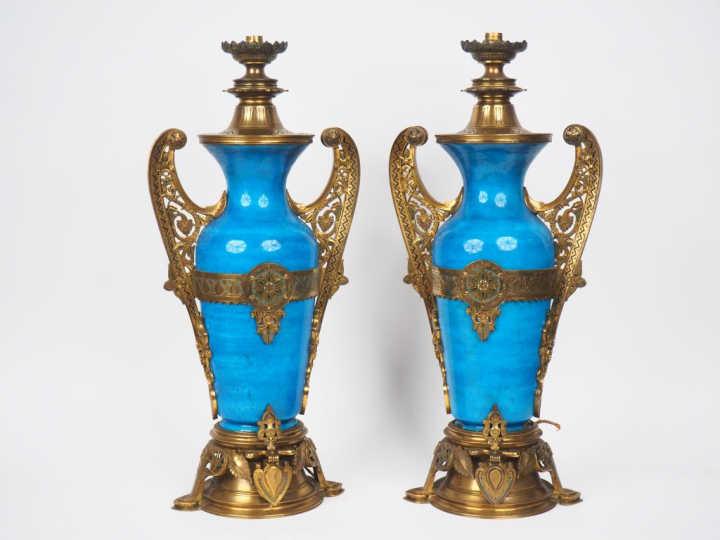 Paire de vases Napoléon III en faïence bleu persan montés en lampe.  T