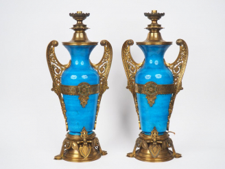 Vente aux enchères Paire de vases Napoléon III en faïence bleu persan montés en lampe.  T