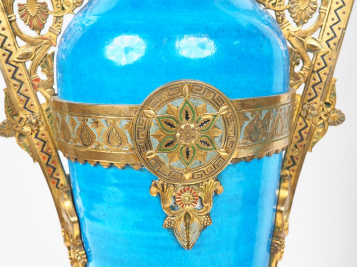 Paire de vases Napoléon III en faïence bleu persan montés en lampe.  T