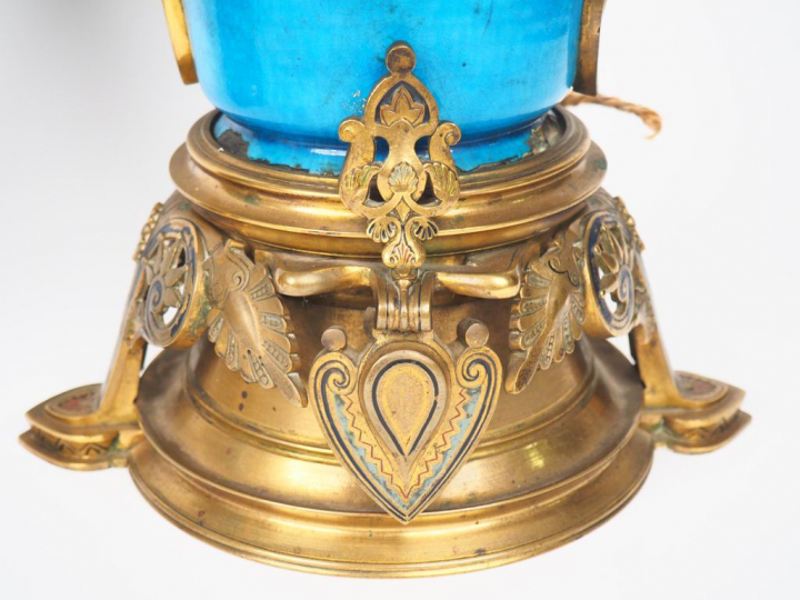 Paire de vases Napoléon III en faïence bleu persan montés en lampe.  T