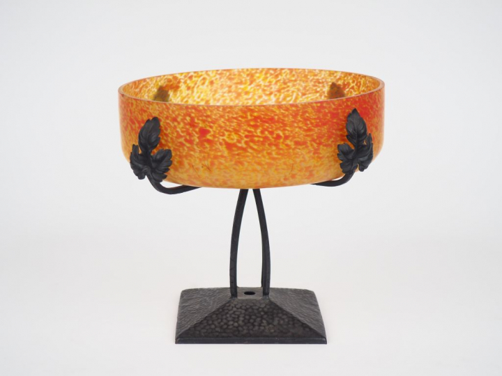 Coupe sur pied Art Déco en verre poudré rouge orangé, monture en métal