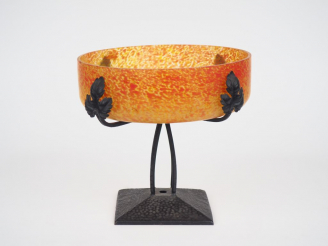 Vente aux enchères Coupe sur pied Art Déco en verre poudré rouge orangé, monture en métal