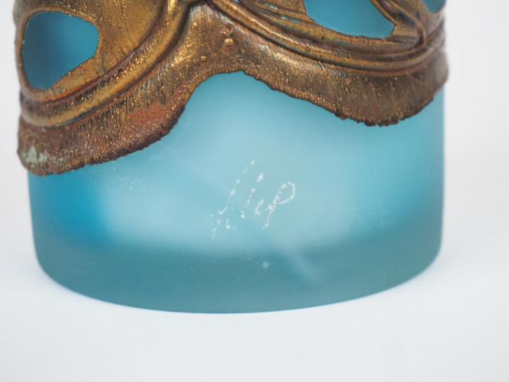 Vase XXème en verre sablé bicolore à décor d'incrustations de laiton. 