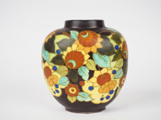 Vente aux enchères KERAMIS. Vase à panse applatie en céramique à décor de fleurs polychro