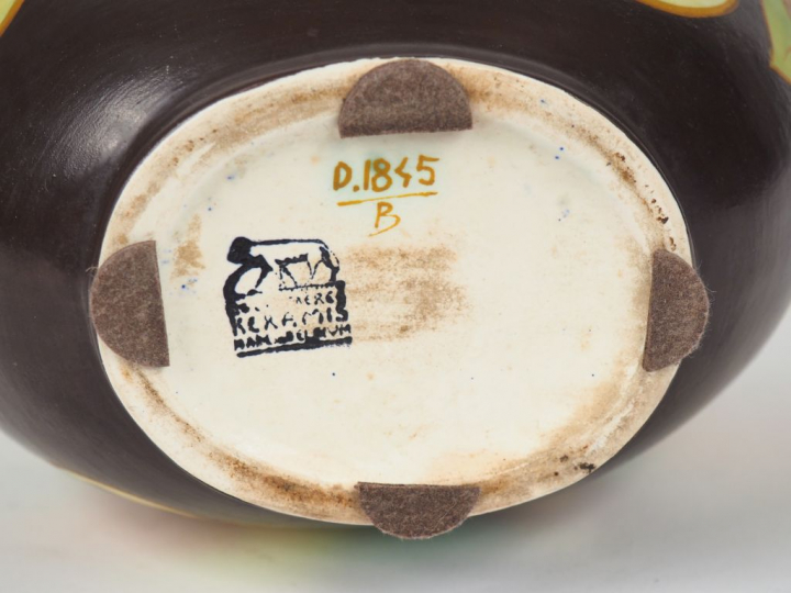 KERAMIS. Vase à panse applatie en céramique à décor de fleurs polychro