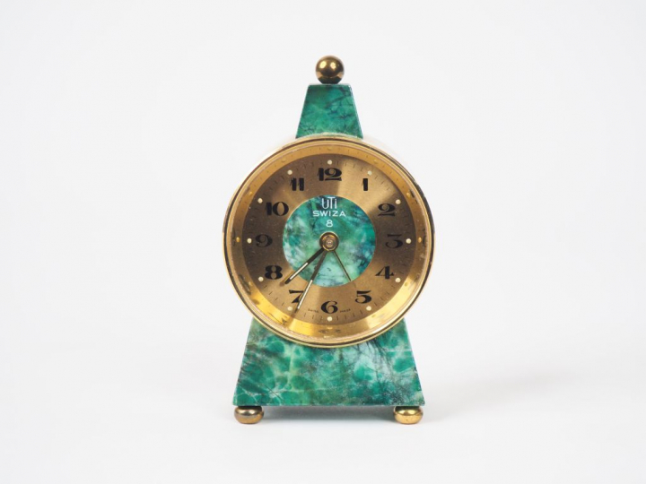 UTI. Reveil en marbre et laiton. Signé. H. 10 cm.