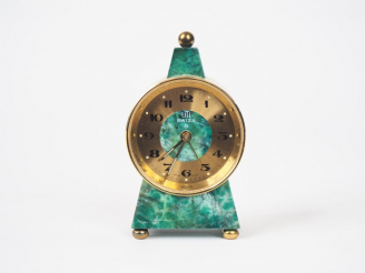 Vente aux enchères UTI. Reveil en marbre et laiton. Signé. H. 10 cm.