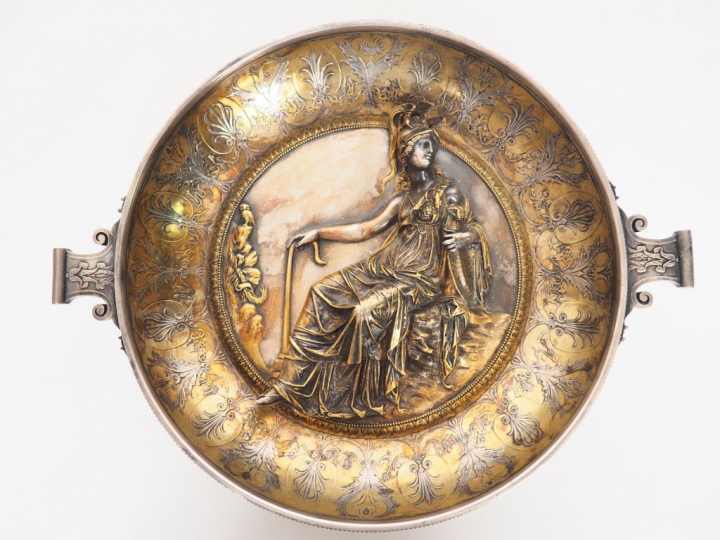 Maison CHRISTOFLE et Cie. Coupe à anses en métal argenté et doré. Fac 