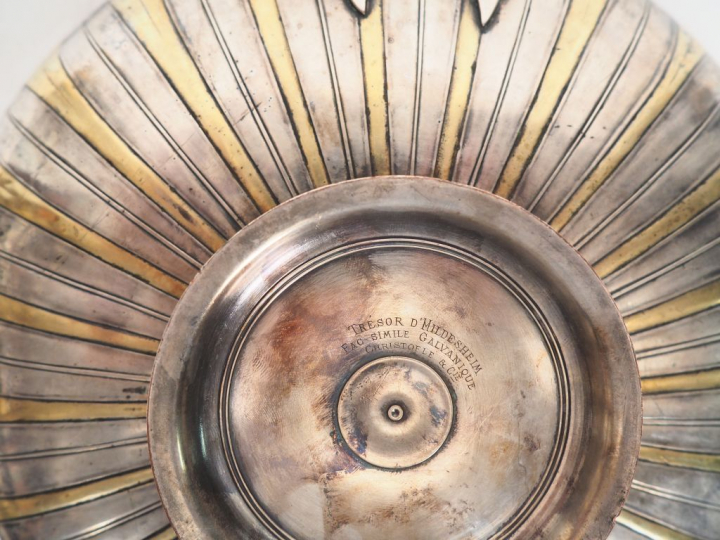 Maison CHRISTOFLE et Cie. Coupe à anses en métal argenté et doré. Fac 