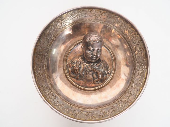 Maison CHRISTOFLE et Cie. Coupe sur talon en métal argenté. Fac similé