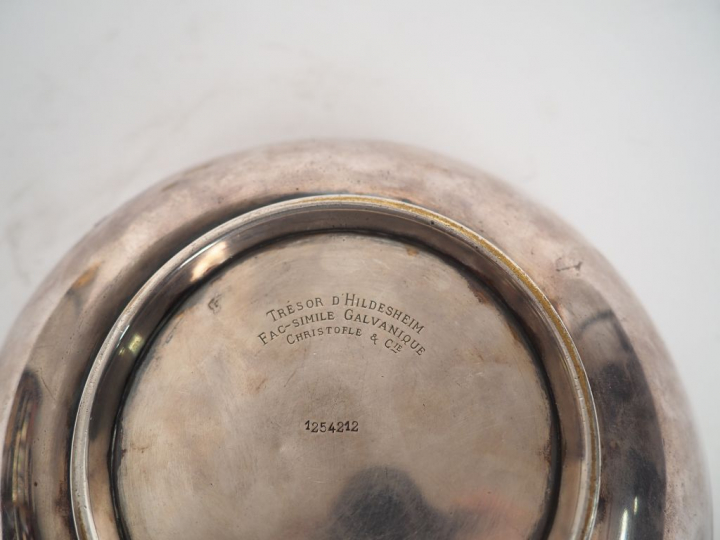 Maison CHRISTOFLE et Cie. Coupe sur talon en métal argenté. Fac similé