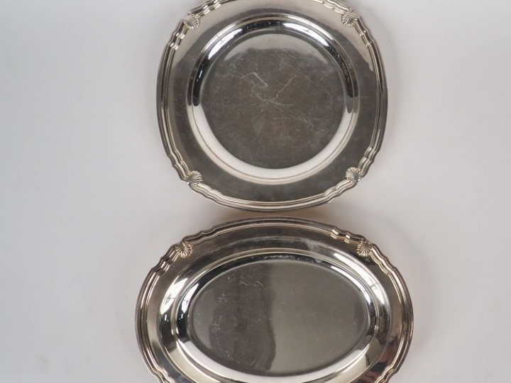 GALLIA pour CHRISTOFLE. Plat rond et plat ovale en métal argenté de st