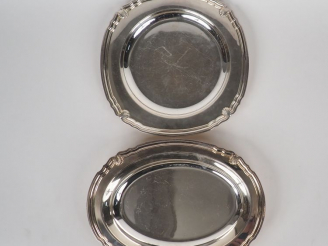 Vente aux enchères GALLIA pour CHRISTOFLE. Plat rond et plat ovale en métal argenté de st
