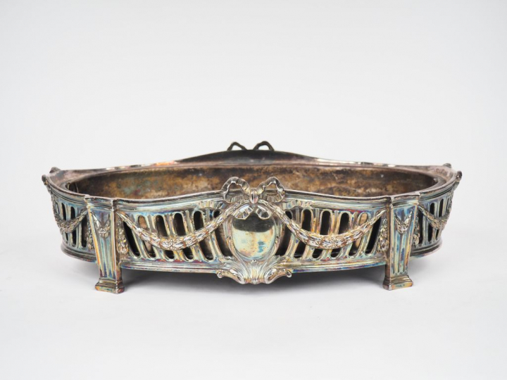 Jardinière en métal argenté de style Louis XVI à décor de guirlandes, 