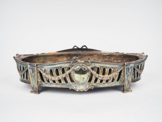 Vente aux enchères Jardinière en métal argenté de style Louis XVI à décor de guirlandes, 