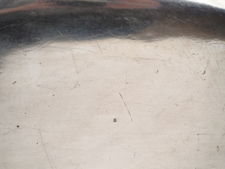 Verrière en métal argenté de style Louis XV. Dim. 12 x 33 x 19,5 cm.