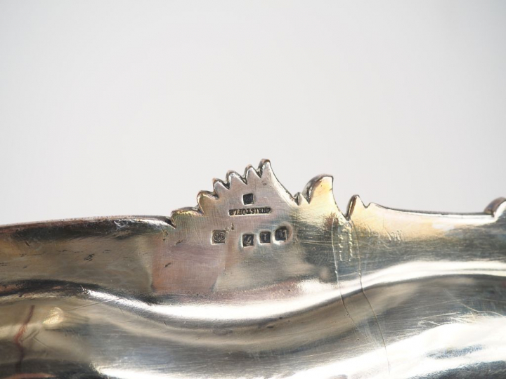 CHRISTOFLE. Plateau ovale en métal argenté de style Louis XV à décor g