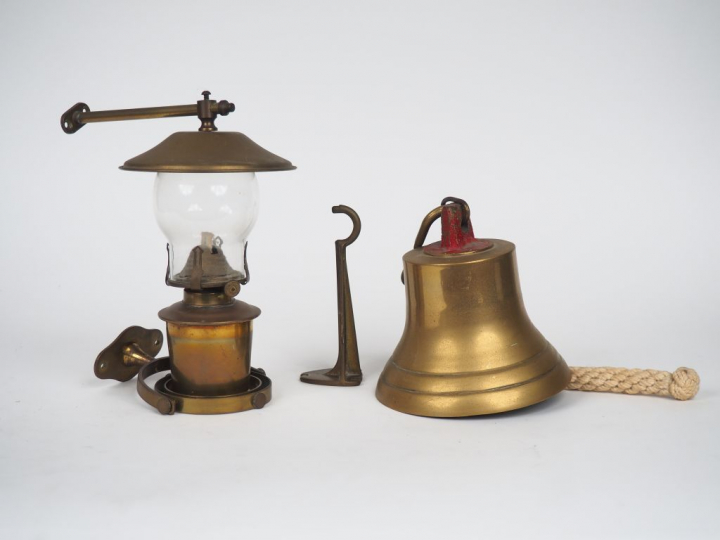 Lampe de bateau en verre et laiton avec son mouvement amovible et ses 