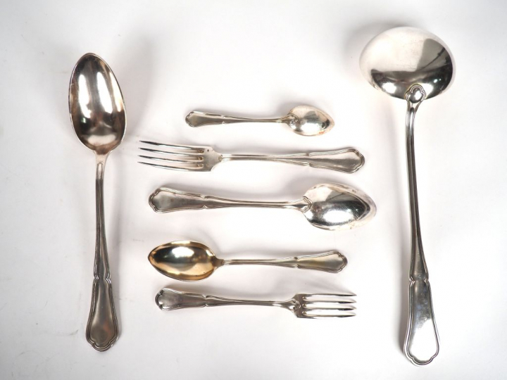 Ménagère en métal argenté modèle à filet, dans son coffret. Comprenant