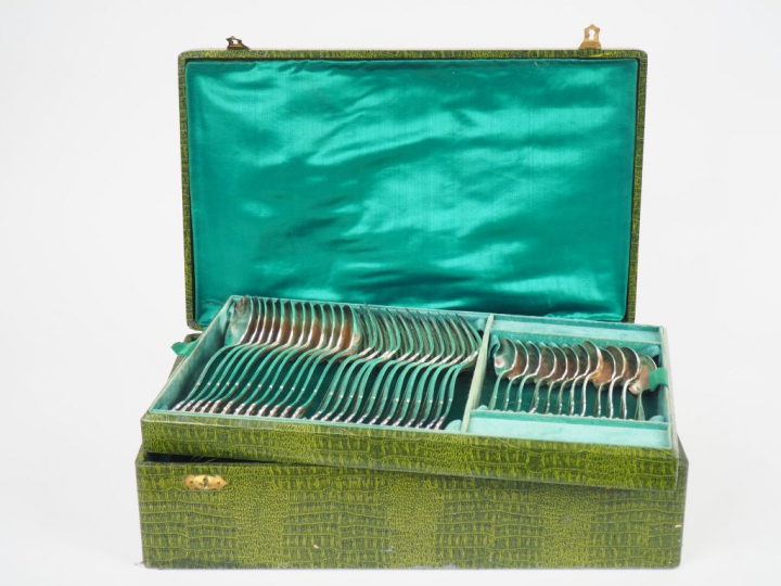 Ménagère en métal argenté modèle à filet, dans son coffret. Comprenant