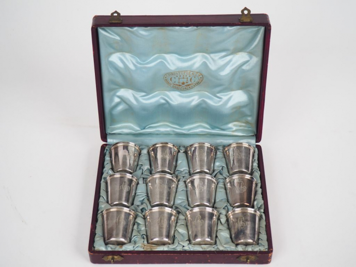CHRISTOFLE. Service de 12 verres à liqueur en métal argenté à décor de