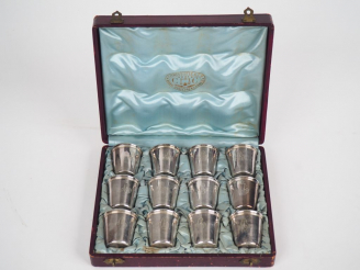 Vente aux enchères CHRISTOFLE. Service de 12 verres à liqueur en métal argenté à décor de