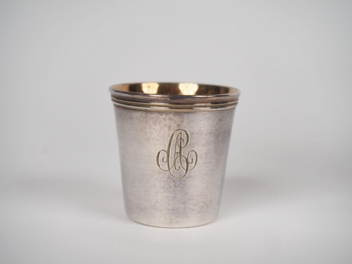 CHRISTOFLE. Service de 12 verres à liqueur en métal argenté à décor de