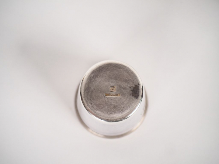 CHRISTOFLE. Service de 12 verres à liqueur en métal argenté à décor de