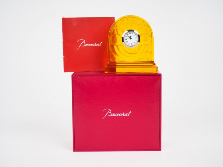 BACCARAT. Pendulette en cristal ambré de style Art Déco, dans son coff