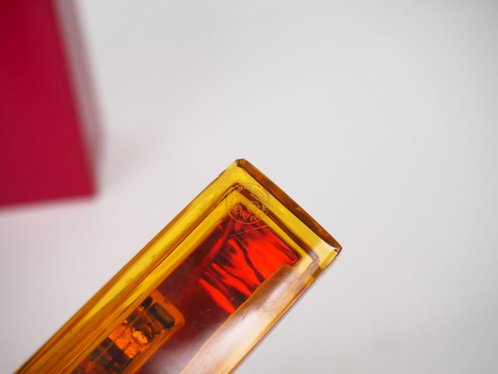 BACCARAT. Pendulette en cristal ambré de style Art Déco, dans son coff
