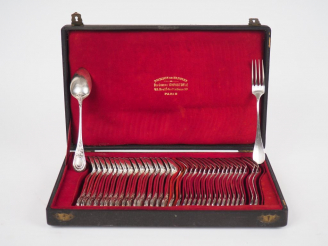 Vente aux enchères CHRISTOFLE. 17 couverts à entremets et une fourchette en métal argenté