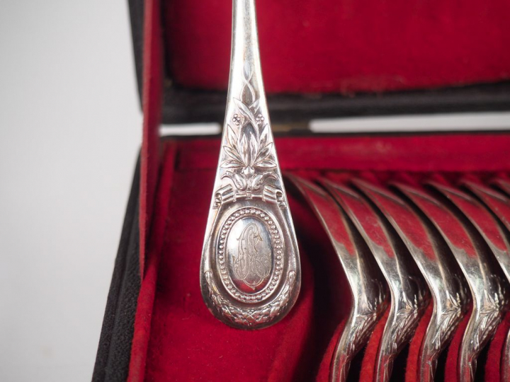 CHRISTOFLE. 17 couverts à entremets et une fourchette en métal argenté