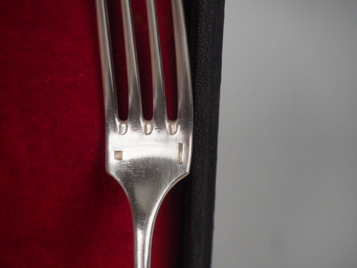 CHRISTOFLE. 17 couverts à entremets et une fourchette en métal argenté