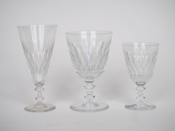 BACCARAT. Partie de service de verres en cristal à décor de palmettes.