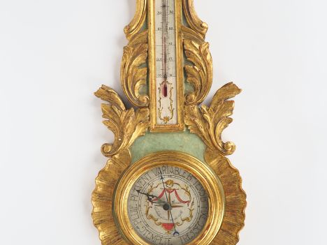 Baromètre de style Louis XV en bois peint et doré à décor de rinceaux 
