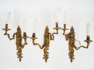 Vente aux enchères Suite de 3 appliques doubles de style Louis XV en bronze à décor de vi