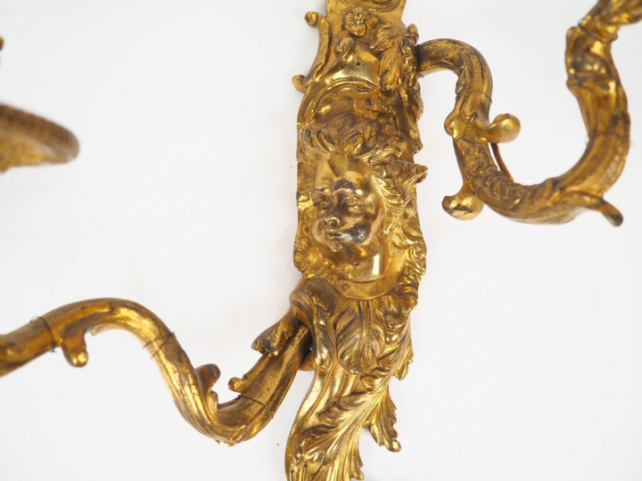 Suite de 3 appliques doubles de style Louis XV en bronze à décor de vi