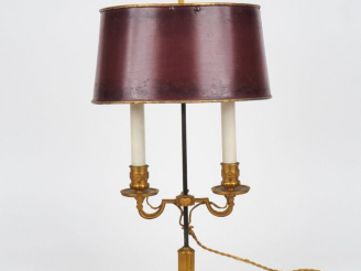 Vente aux enchères Lampe bouillotte de style Louis XVI en bronze doré et tôle rouge.